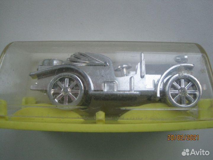 Модели машин в боксах