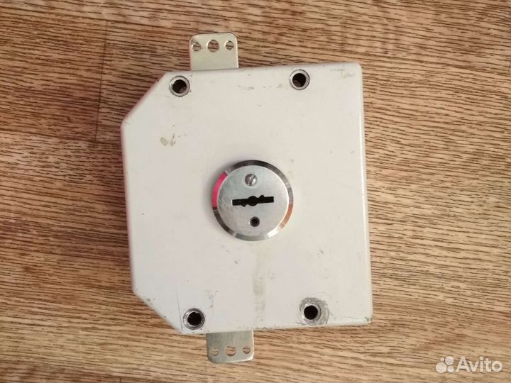 Замок дверной накладной