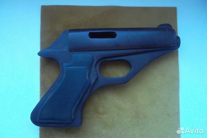 Модель пистолета из эбонита