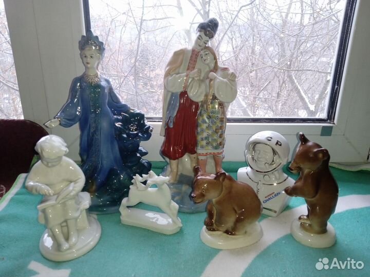 Статуэтки фарфоровые разные