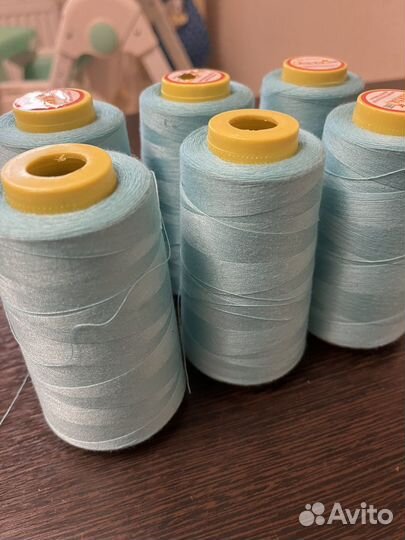 Бирюзовые нитки, полные катушки