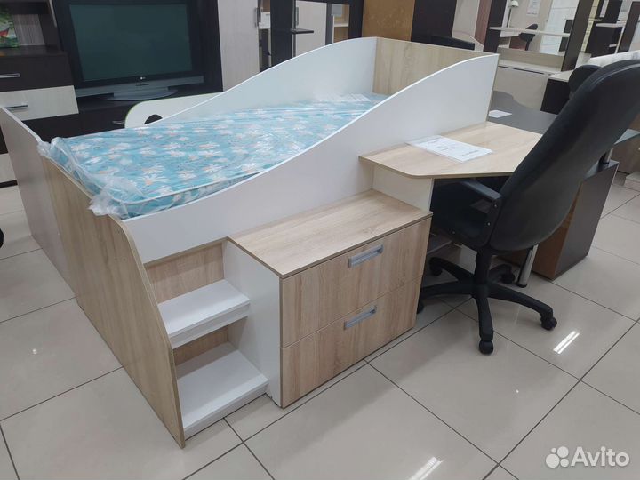 Детский уголок с кроватью и столом