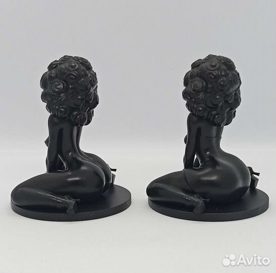 Фигурка девушки черная