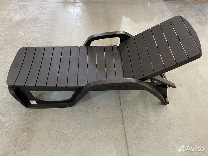 Шезлонг пластиковый