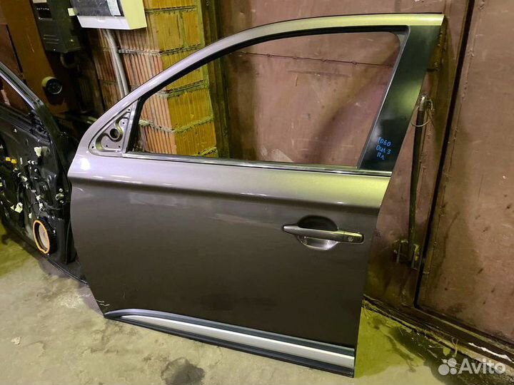 Передняя левая дверь Mitsubishi Outlander 3