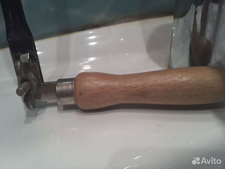 Две детали швейной машинки,лобзики,бритва