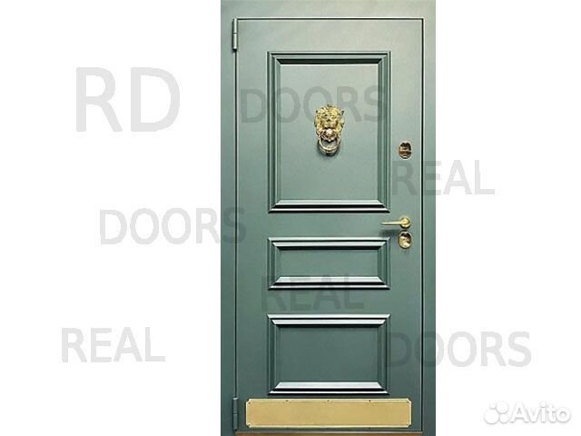 Парадная металлическая дверь с багетами в дом