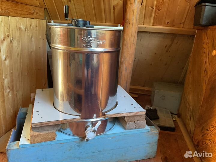 Пчелы с ульями