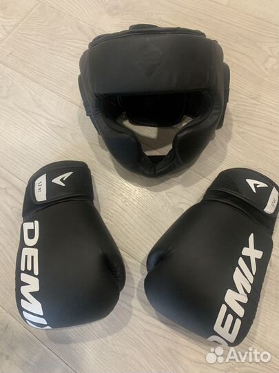 Боксерский шлем с перчатками