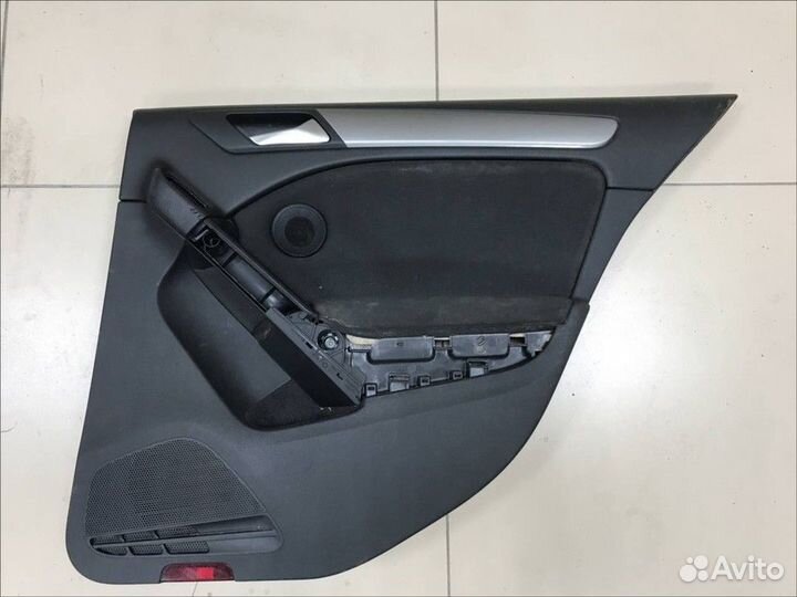 Обшивка двери задней правой Volkswagen Golf