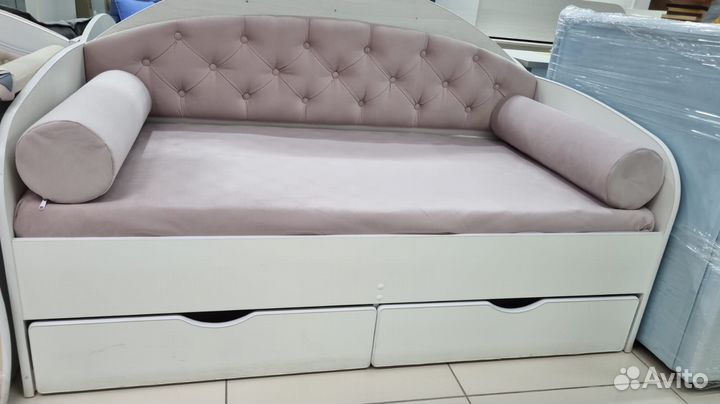 Детская кровать с мягкой обивкой