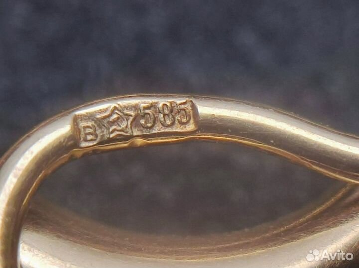 Золотые серьги 585 пробы массой 2.57 грамма