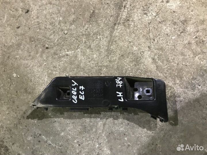 Кронштейн переднего бампера левый Geely Emgrand EC