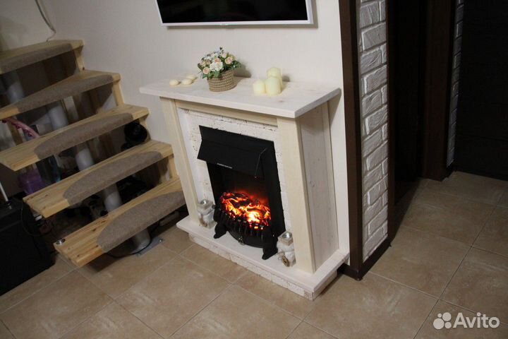 Камин в портале из натурального дерева, белый