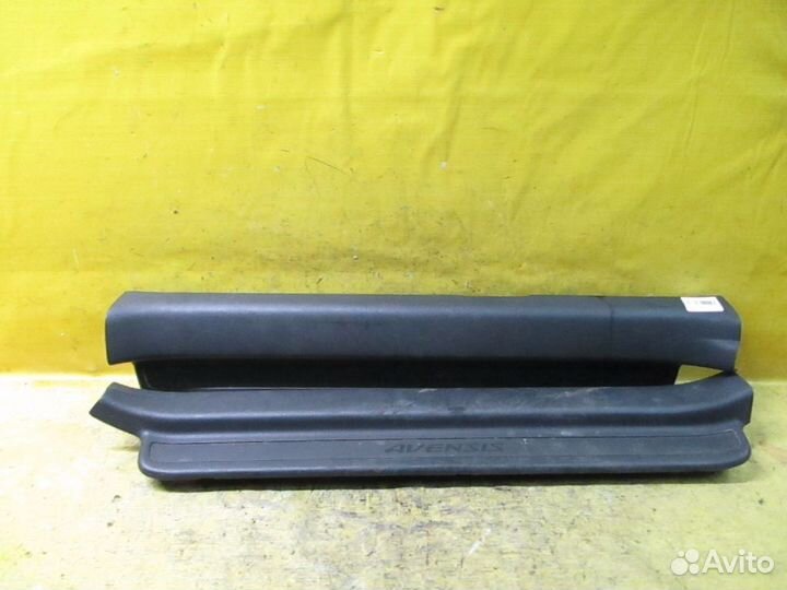 Накладка на порог салона Toyota Avensis AZT250