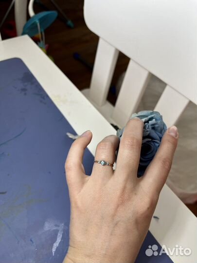 Золотое кольцо с голубым топазом