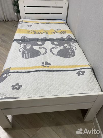 Кровать односпальная с матрасом