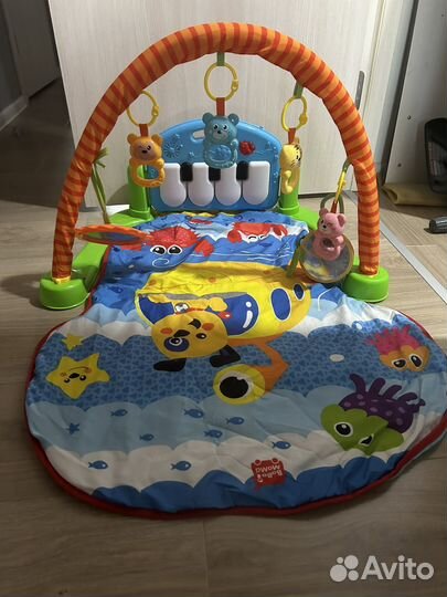 Развивающий коврик с игрушками