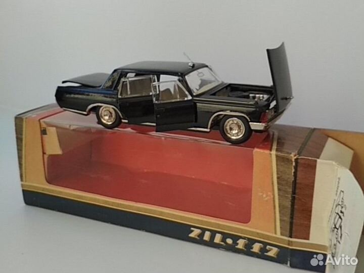 Модель автомобиля 1:43