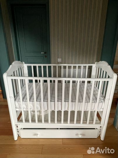 Детская кроватка с универсальным маятником