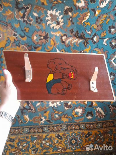 Вешалка настенная