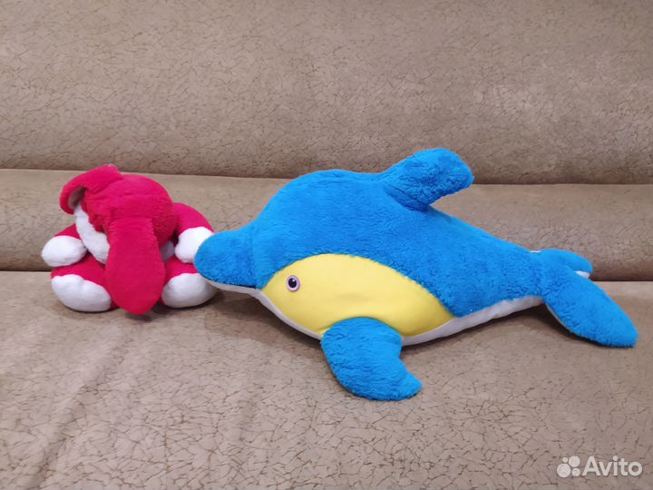 Плюшевые игрушки, заяц и дельфин