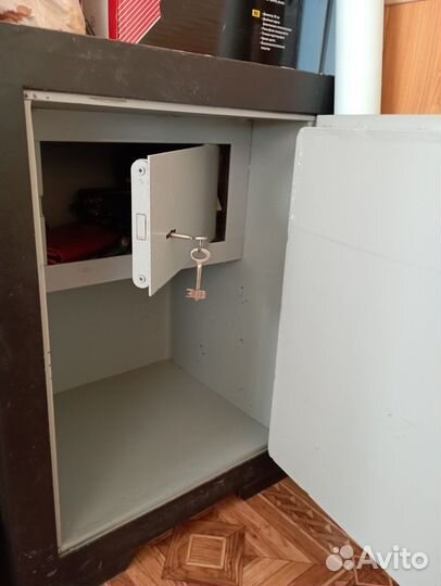 Продам сейф офисный огнеупорный б/у