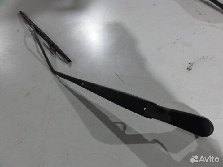 Поводок стеклоочистителя передний правый