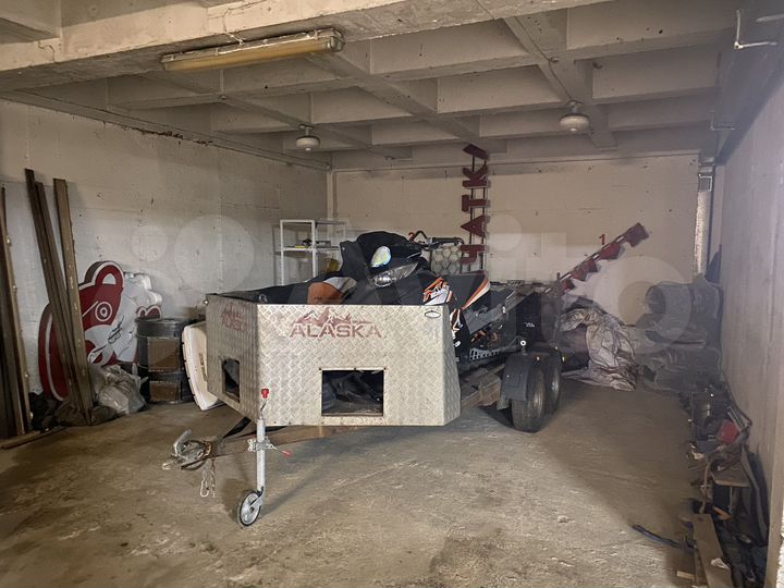 Машиноместо, > 30 м²