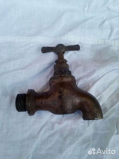 Старинный бронзовый кран и цинковый