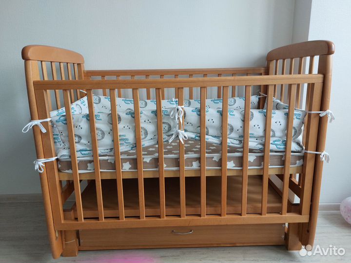 Детская кроватка с маятником