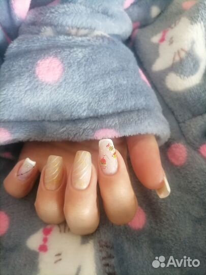 Модель на маникюр