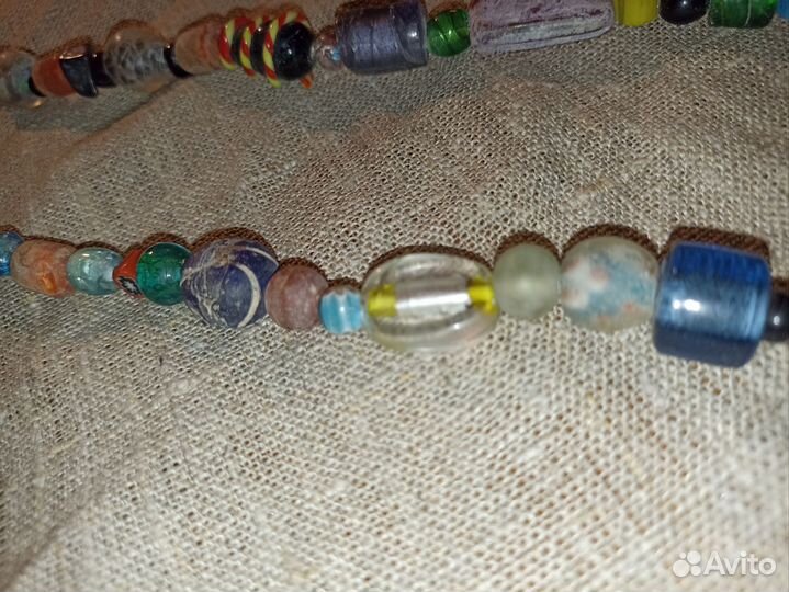 Яркие стеклянные бусы