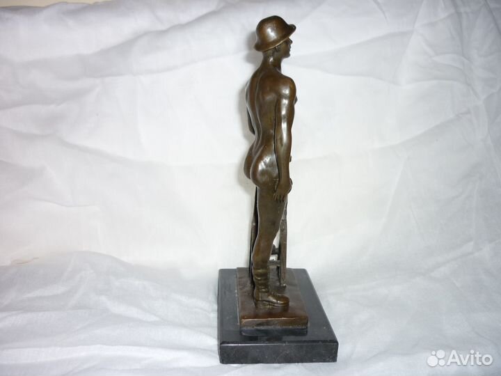 Статуэтка обнаженный юноша 