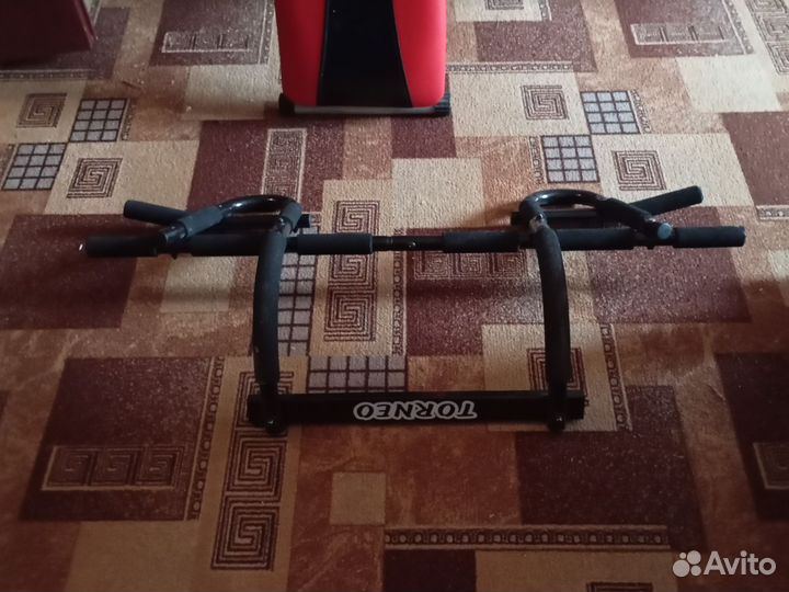 Турник в дверной проем и скамья для пресса