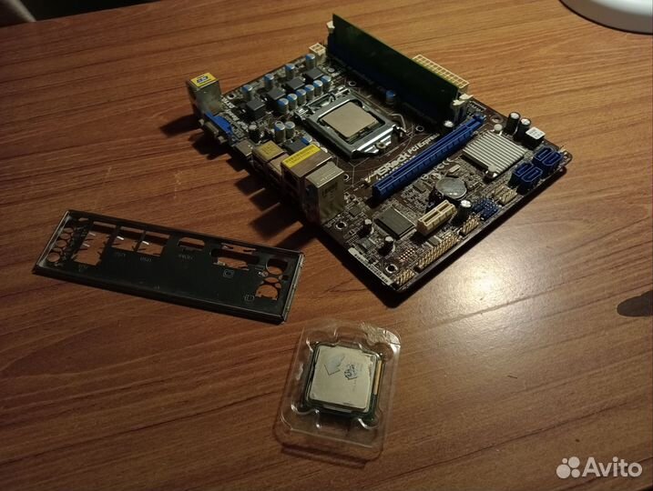 Материнская плата с процессором и памятью