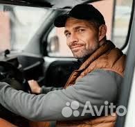 Водитель экспедитор со своим грузовым автомобилем