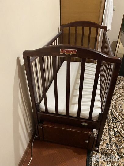 Детская кроватка с маятником и ящиком