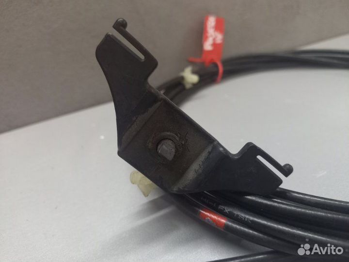 Трос лючка бака Mitsubishi Pajero 4 6G72 2011