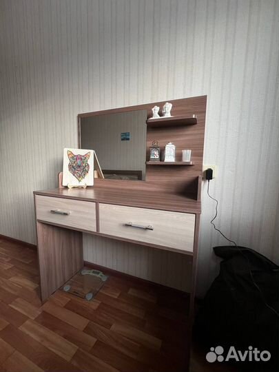 Туалетный столик с зеркалом