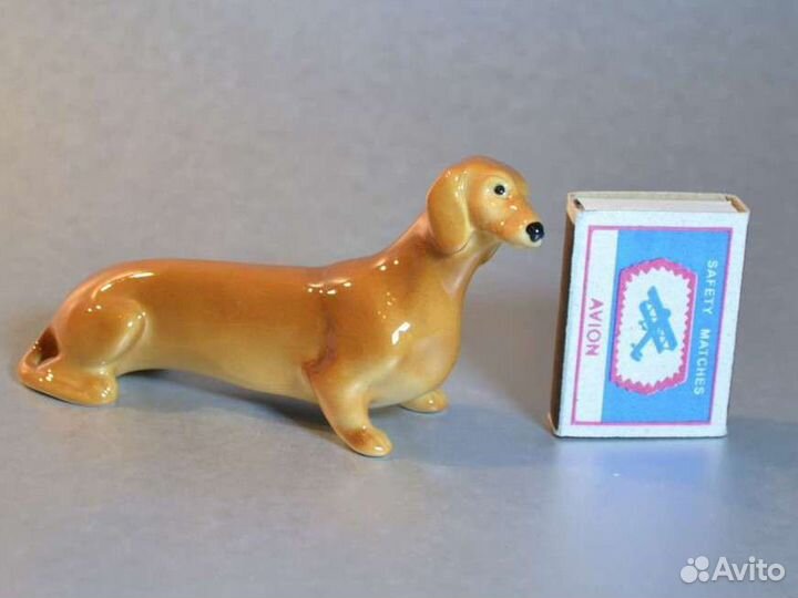 Такса фарфоровая статуэтка