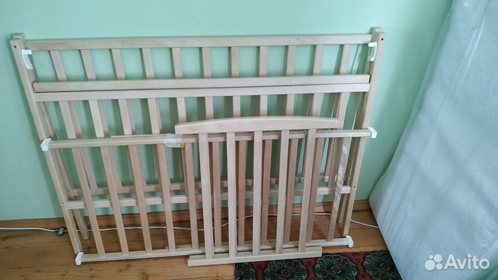 Детская кровать на колесиках