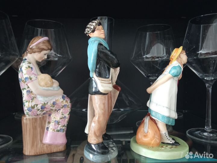 Статуэтки Royal Doulton газетчик материнство