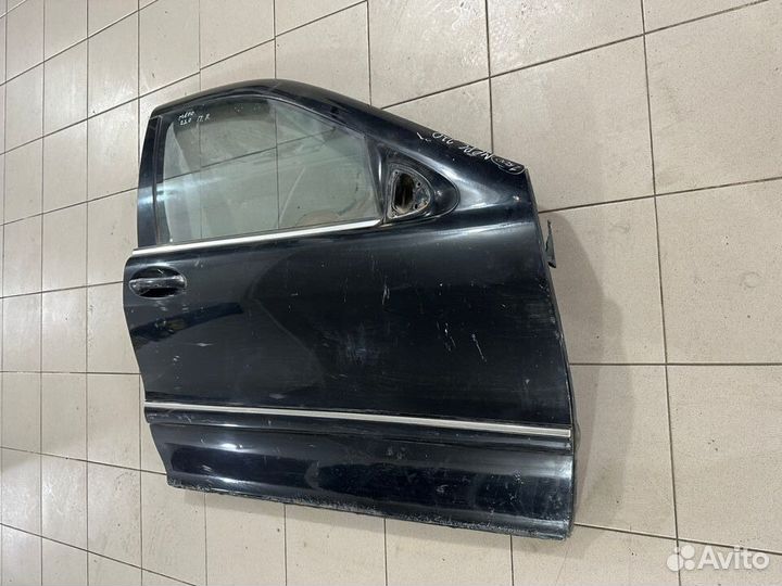 Передняя правая дверь Mercedes 220 в сборе