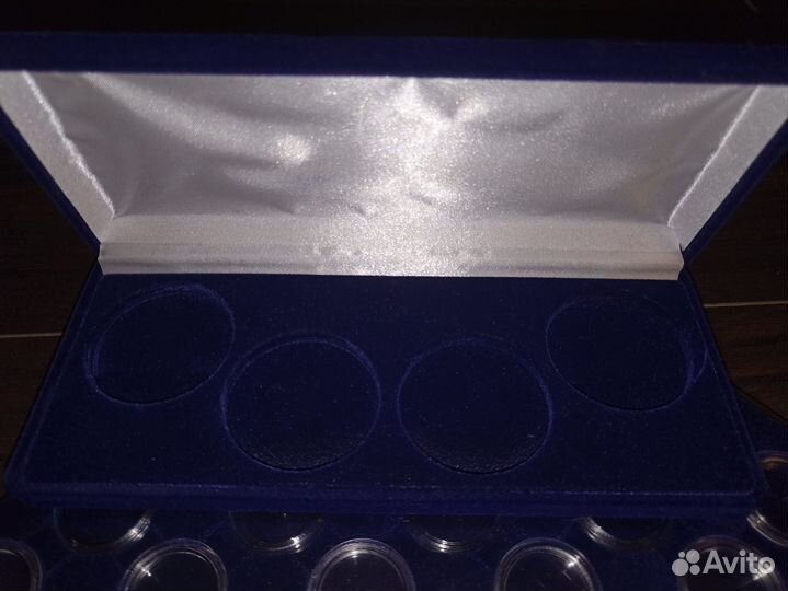 Коробка футляр бархатная для 4 монет синяя