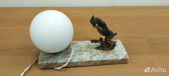 Лампа настольная мягкая подсветка на мраморе