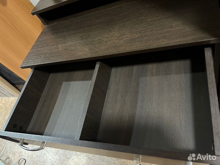 Туалетный столик с зеркалом