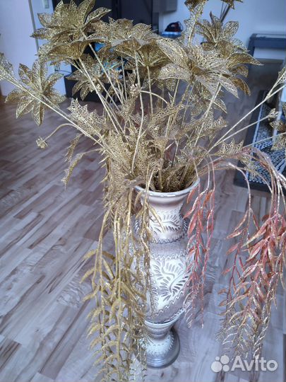 Ваза с декоративными цветами