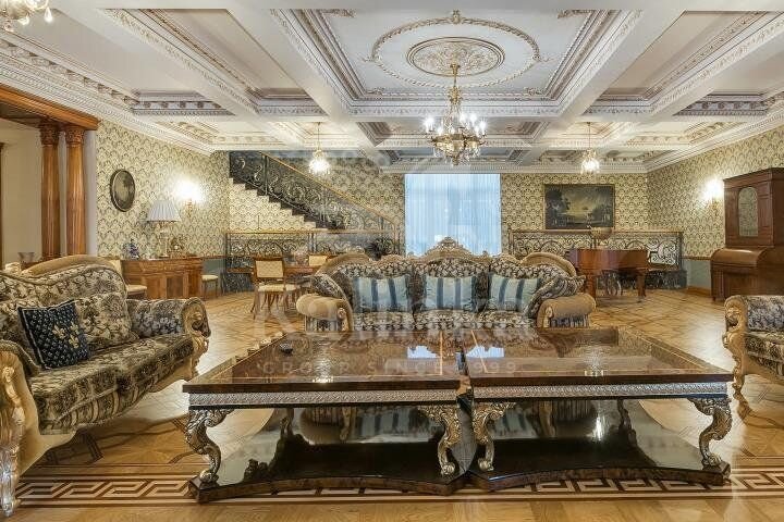 Дом 1980 м² на участке 80 сот.