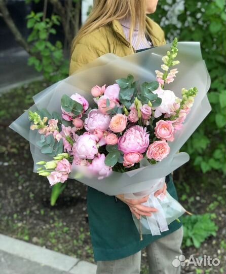 Букеты с кустовыми розами, лилиями и эвкалиптом